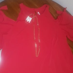 Light flowing shirt, with shoulder exposed